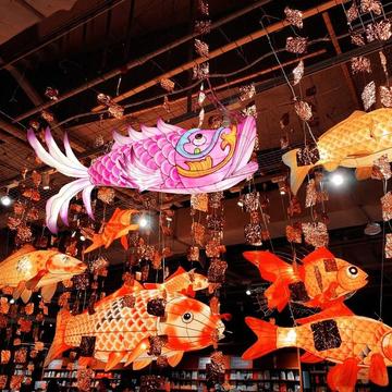 手工鲤鱼花灯发光印花鱼造型彩灯商场景点超市挂件灯笼款式多样