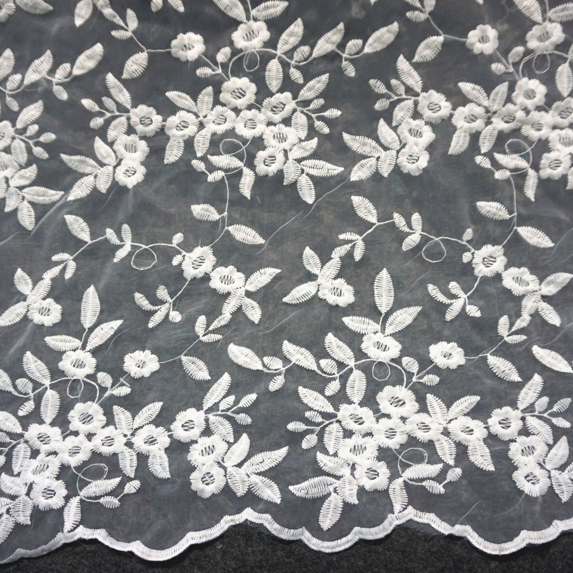 欧根纱绣花时尚女装蕾丝面料镂空绣花全涤玻璃纱绣花面料现货