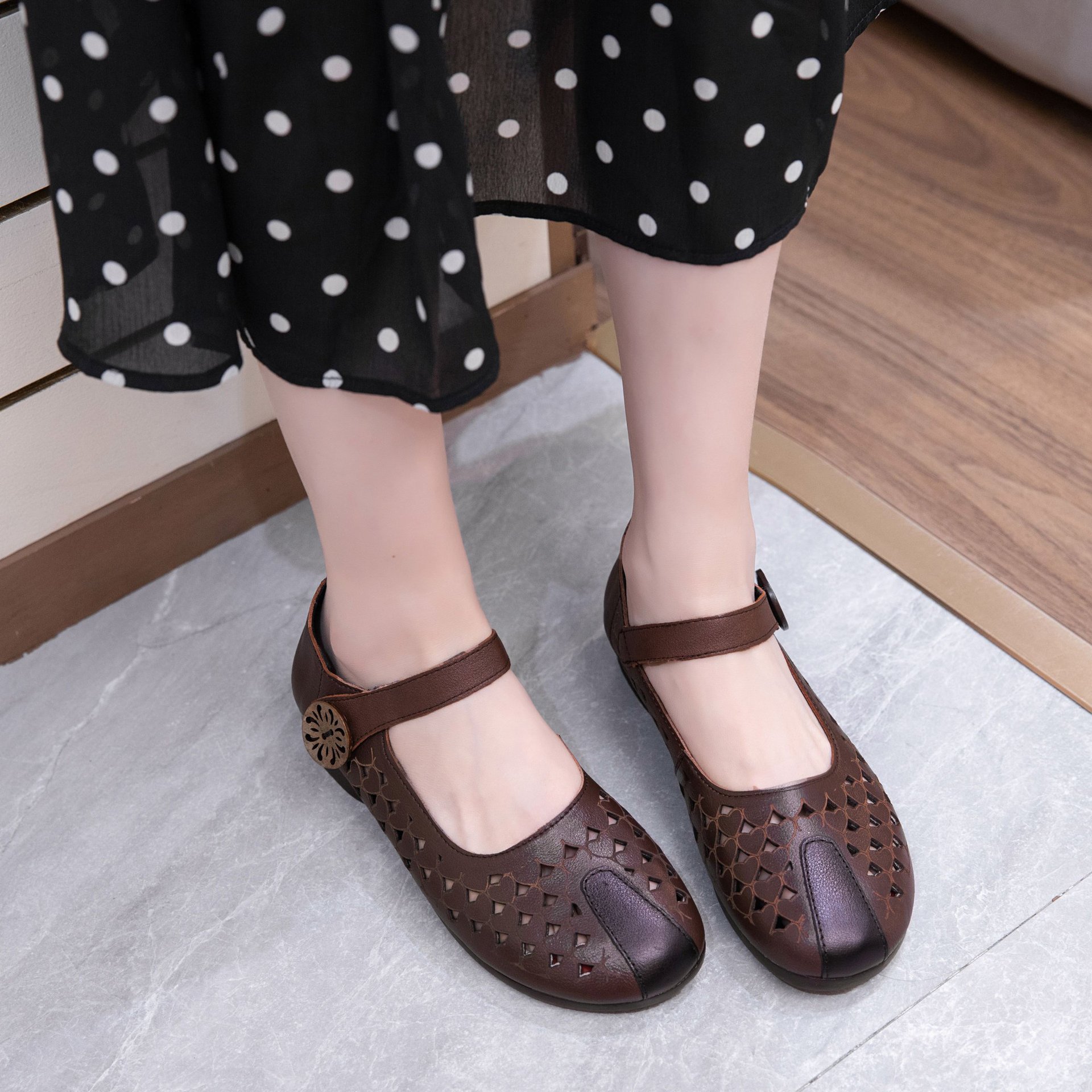 秋夏新款民族风妈妈镂空凉鞋头层牛皮面料牛筋果冻底女款