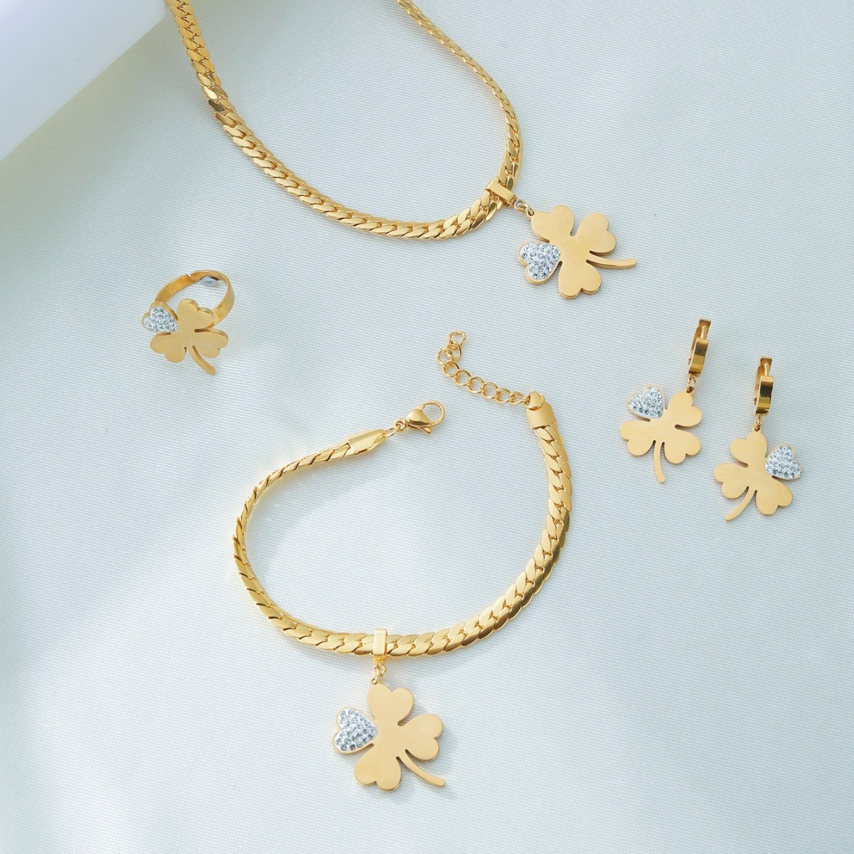 跨境24款时尚畅销款饰品套装迪拜潮流四叶草轻奢18k真金电镀首饰