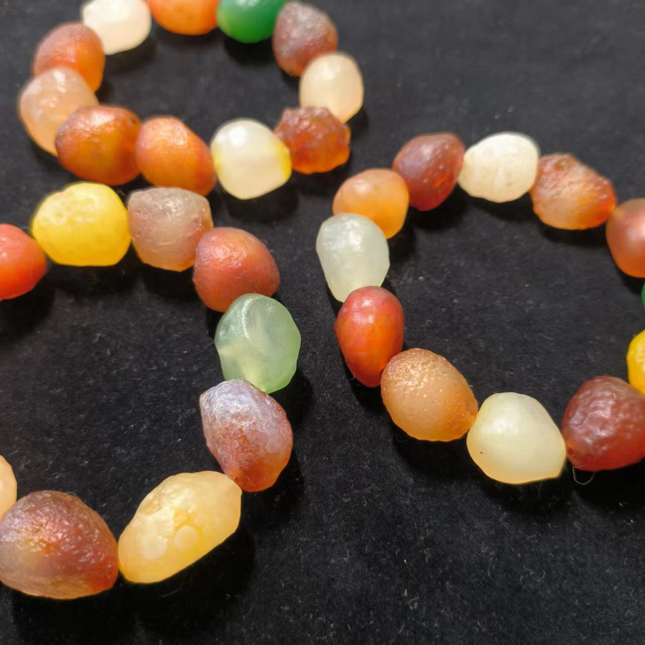 大颗粒戈壁玛瑙手链千挑万选罕见近圆形糖心玛瑙红绿黄颜色-阿里巴巴