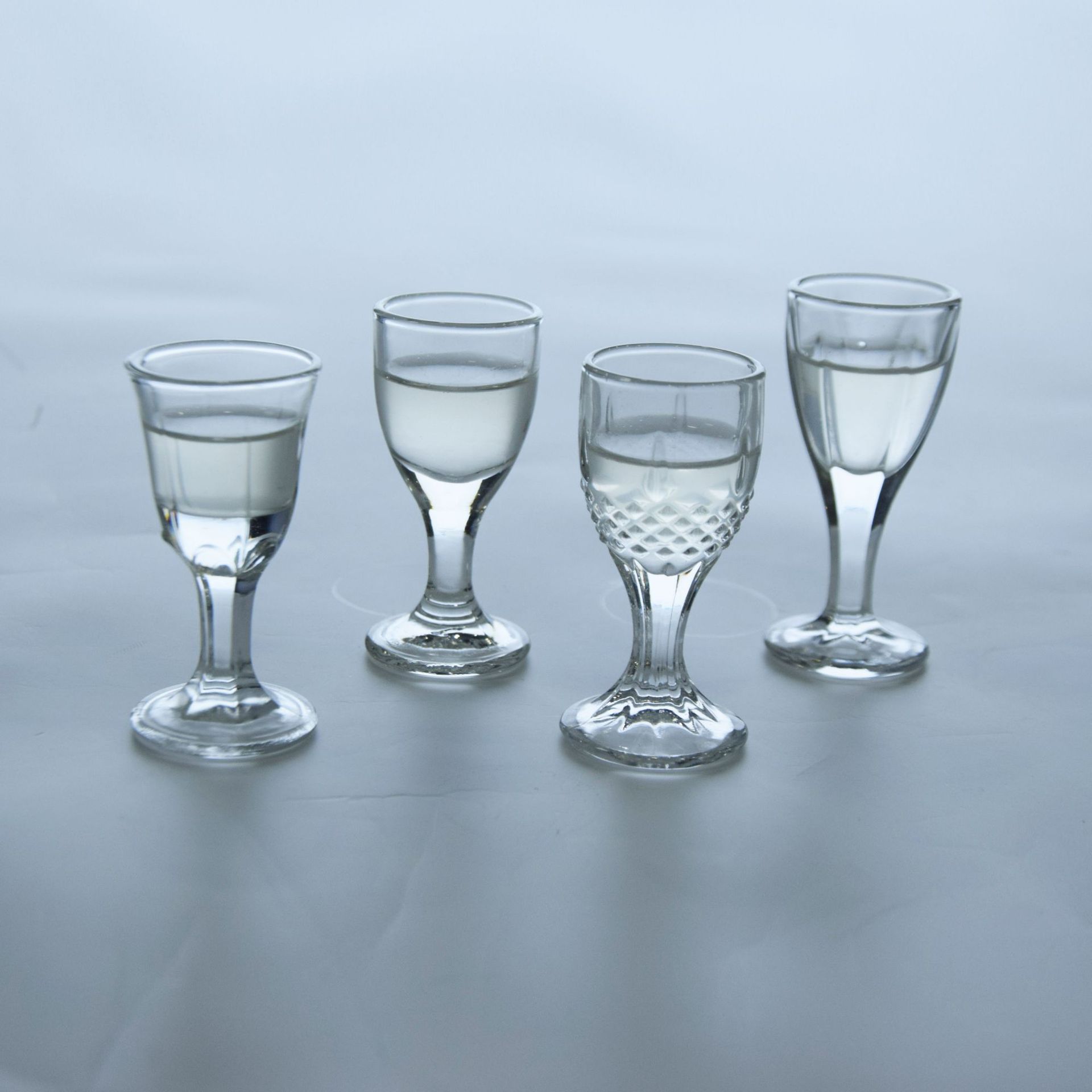 厂家批发玻璃烈酒杯白酒杯子可加印logo礼品高脚小酒杯10ml吞杯