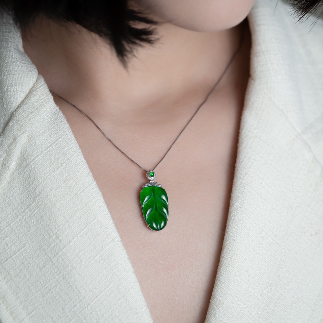 天然翡翠吊坠高货带证书18k金镶嵌钻叶子危料吊坠帝王绿珠宝项链