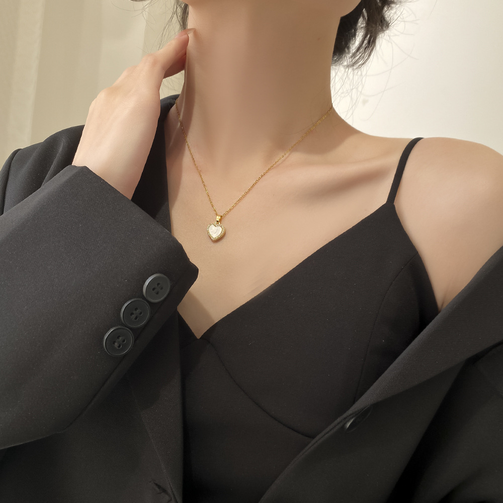 Japanese and Korean Fashion Black and White Double-Sided Love Pendant Titanium Steel Micro-Inlaid Necklace Women's Simple Niche Clavicle Chain Online Influencer Jewelry