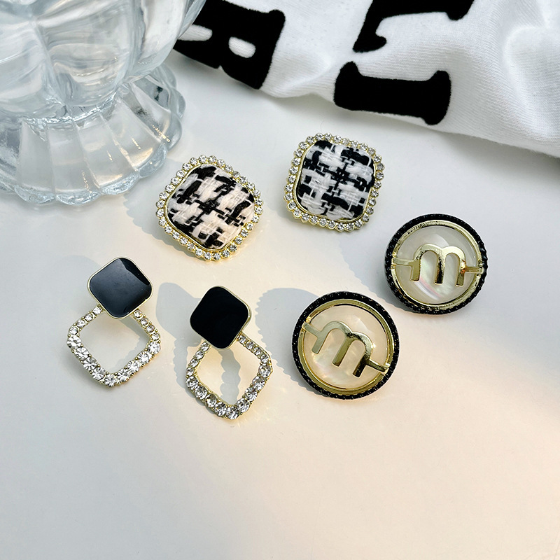 Autumn and Winter Black-White Checkerboard Plaid Silver Stud Earrings Light Luxury Temperament Niche Design High-Grade Earrings Online Influencer Earrings