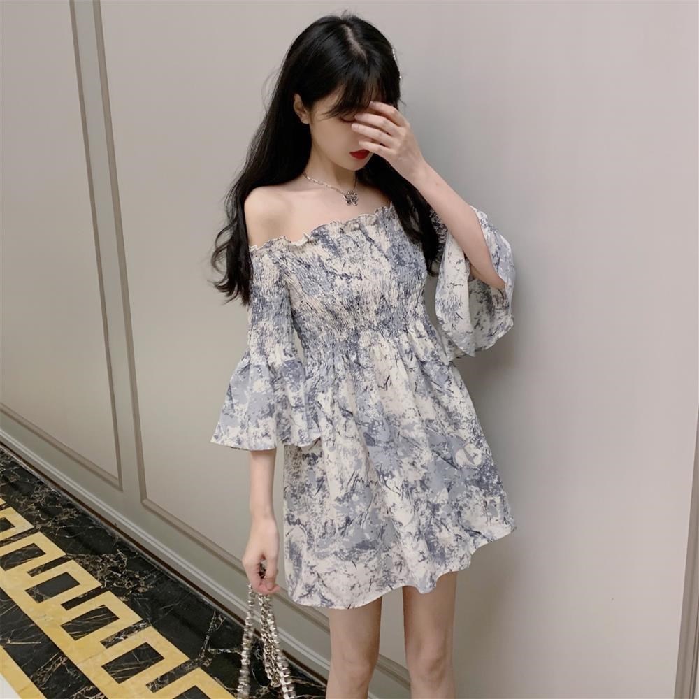 2021年夏季新款性感一字肩露锁骨碎花裙小清新紧身显瘦连衣裙女潮