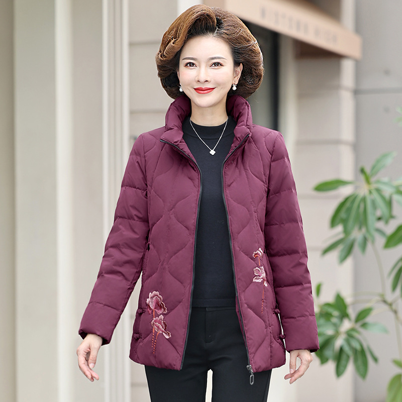 中年妈妈冬装羽绒服女2022年新款中老年洋气高贵加厚外套女绣花式