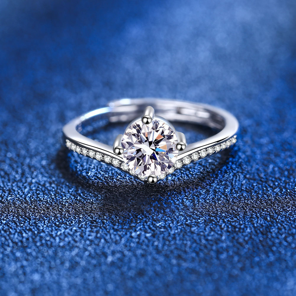 仿莫桑钻戒s925纯银戒指女款轻奢1克拉六爪v型镶嵌锆石皇冠气质