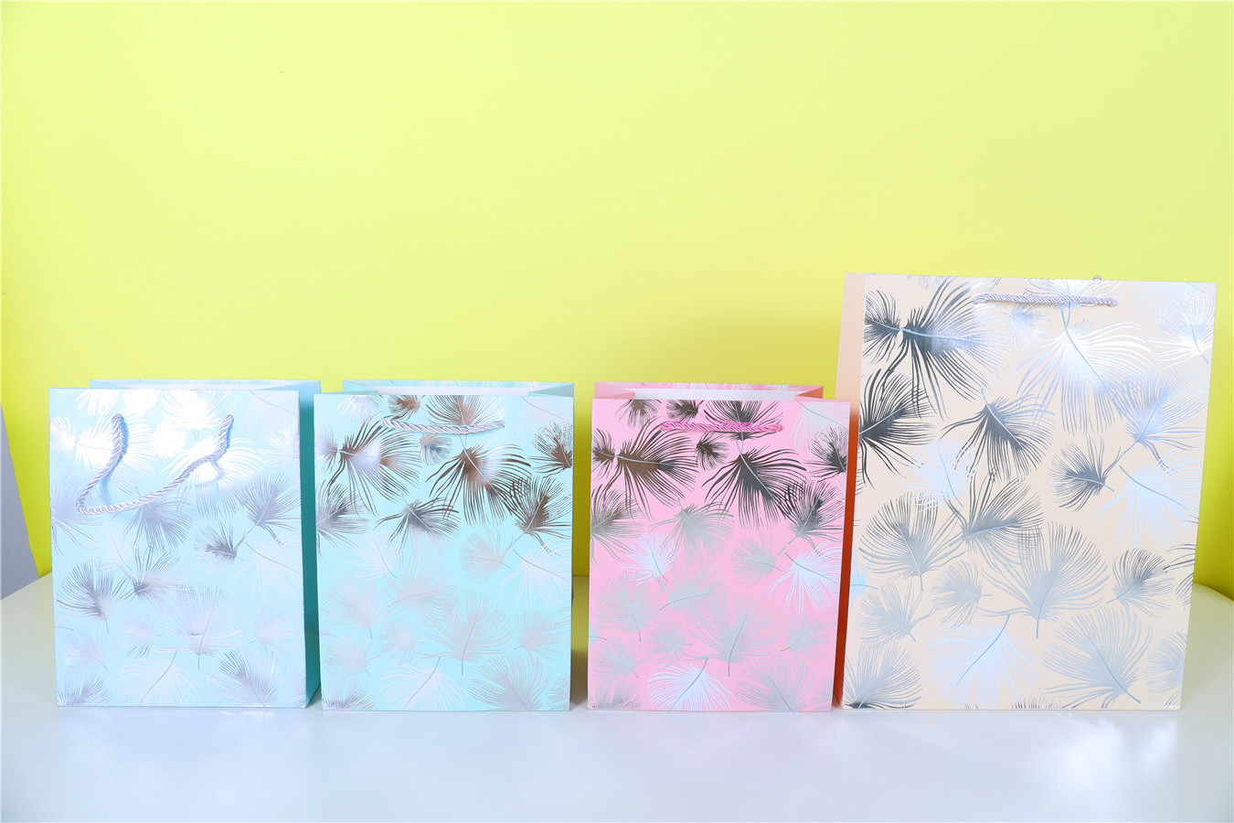 Yiwu Factory Willow Leaf White Card Portable Paper Bag Hot Silver Leaf Gift Bag Japanese Banana Leaf Pattern Packaging