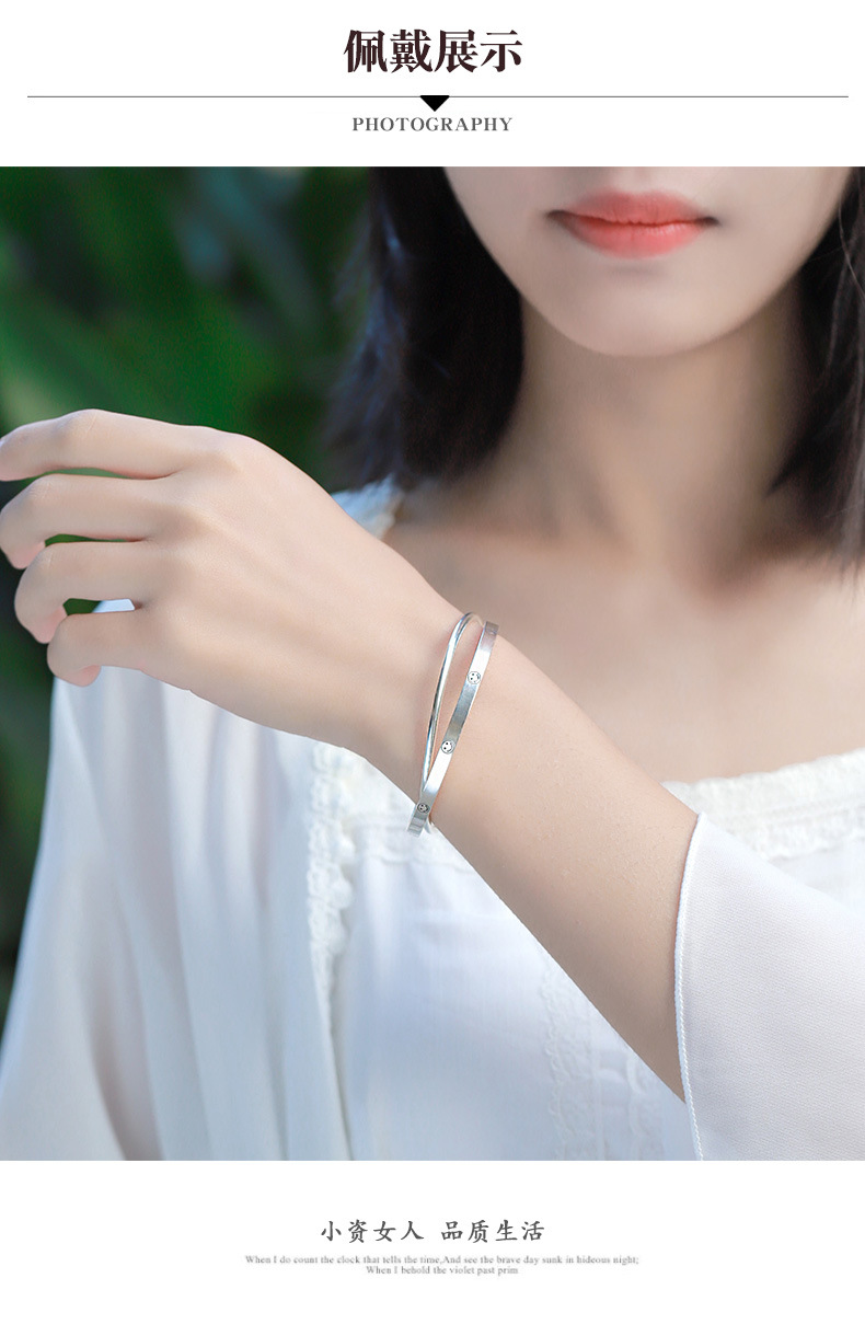 20526笑脸双环手镯模特 (1).jpg