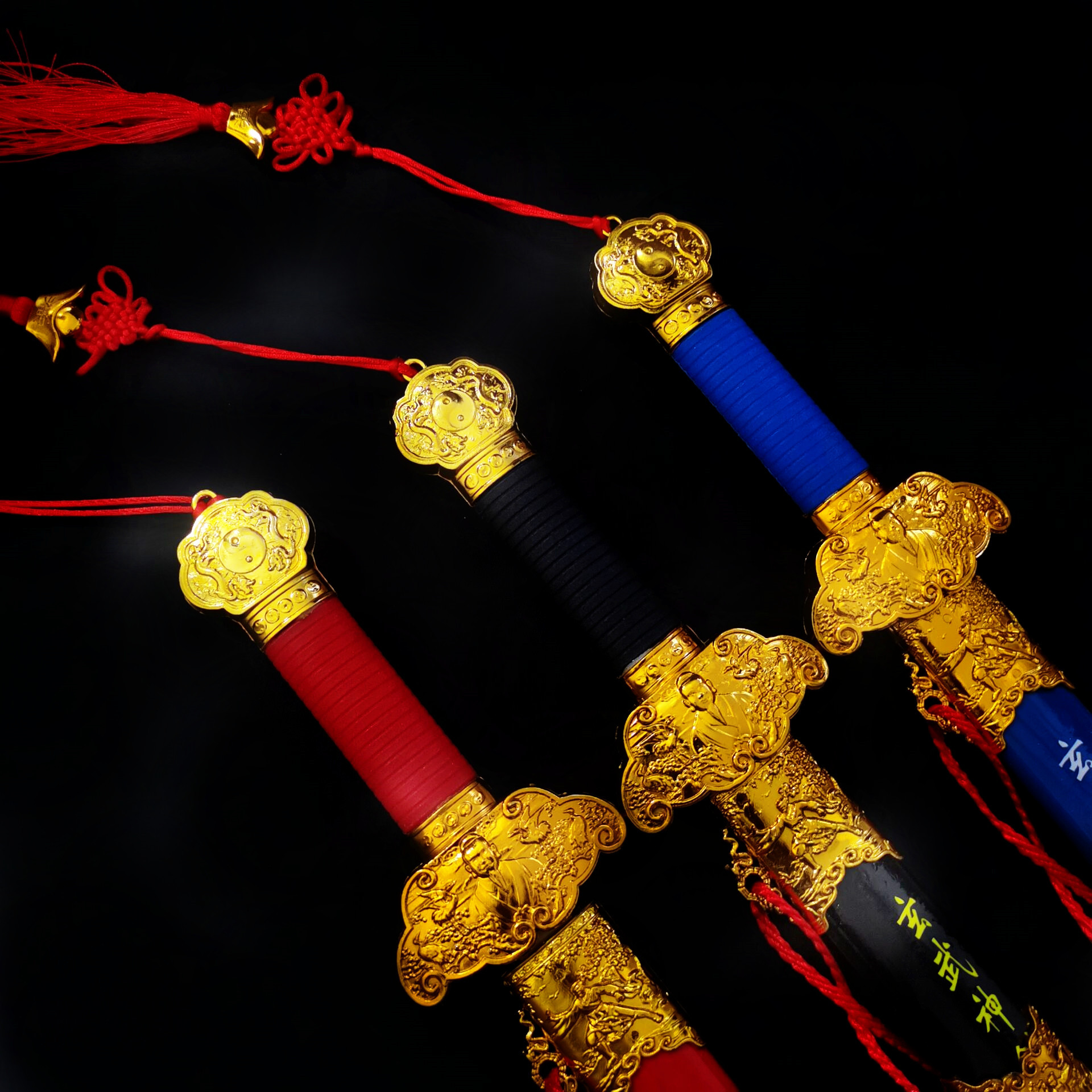 玄武神剑,青龙剑,龙王剑,天下第一剑,关公刀(木),大号水晶兵器,魔刀千