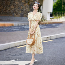 2024夏日新中式穿搭气质时尚优雅印花设计高级感高腰A字V领连衣裙