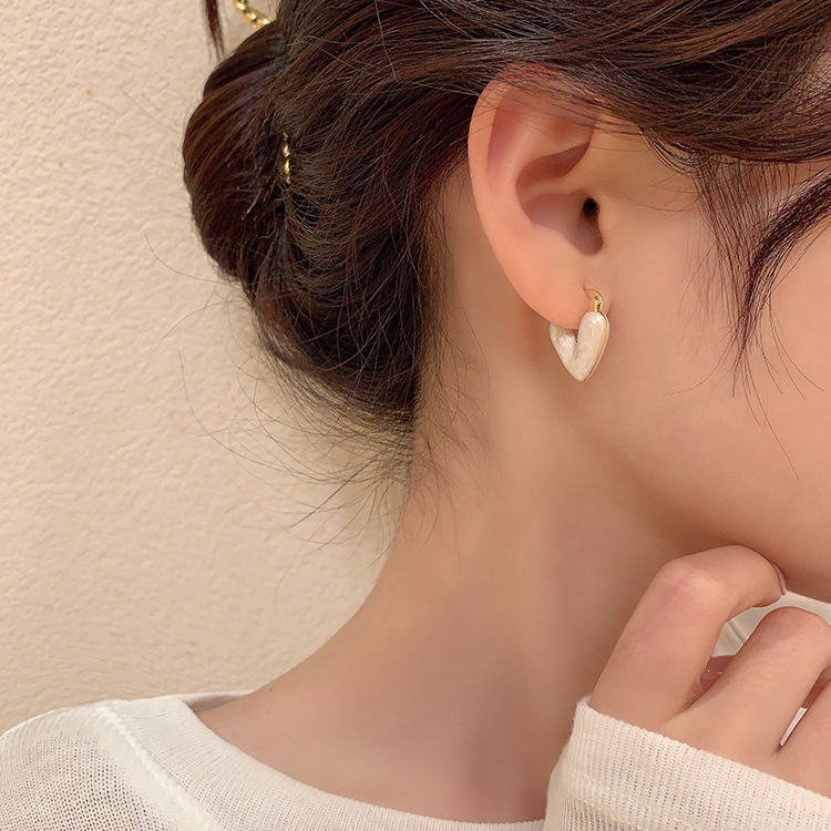 Korean White Dripping Oil Love Heart Earrings 2023 New Light Luxury Temperament Fashion Advanced Design Sense Ear Clips Earrings
