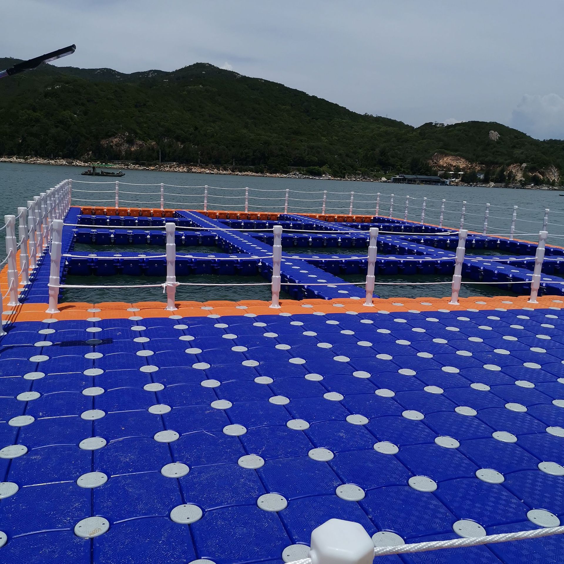 海洋牧场海上塑料浮筒稳固结构海产养殖设备海钓水上浮桥钓台