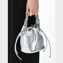【去流浪】银色小水桶包2024新款链条手提包高级感时尚皮面斜挎包