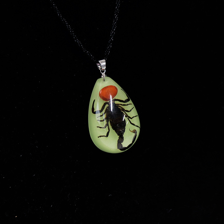 Aiwei Brand Resin Real Insect Necklace Luminous Insect Amber Pendant Stall Hot Sale Ornament Factory Wholesale