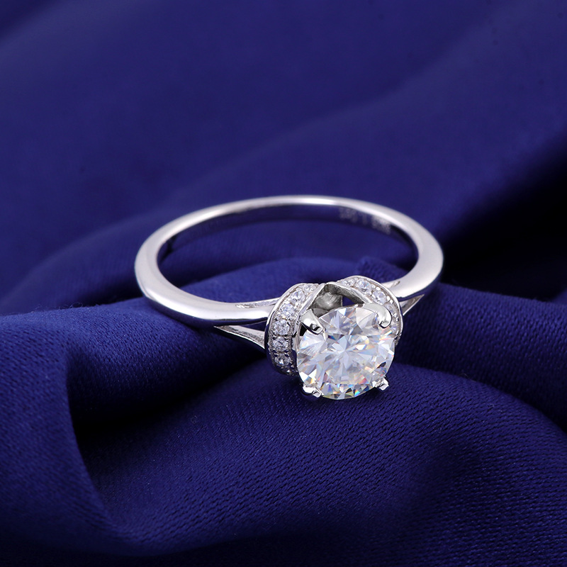 s925银莫桑石戒指女 1克拉莫桑钻简约求婚戒指 18k金定制指环礼物