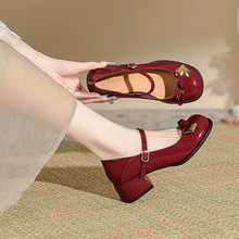 红色玛丽珍鞋女2024春新款爱心蝴蝶结萝莉圆头粗跟浅口鞋中跟单鞋