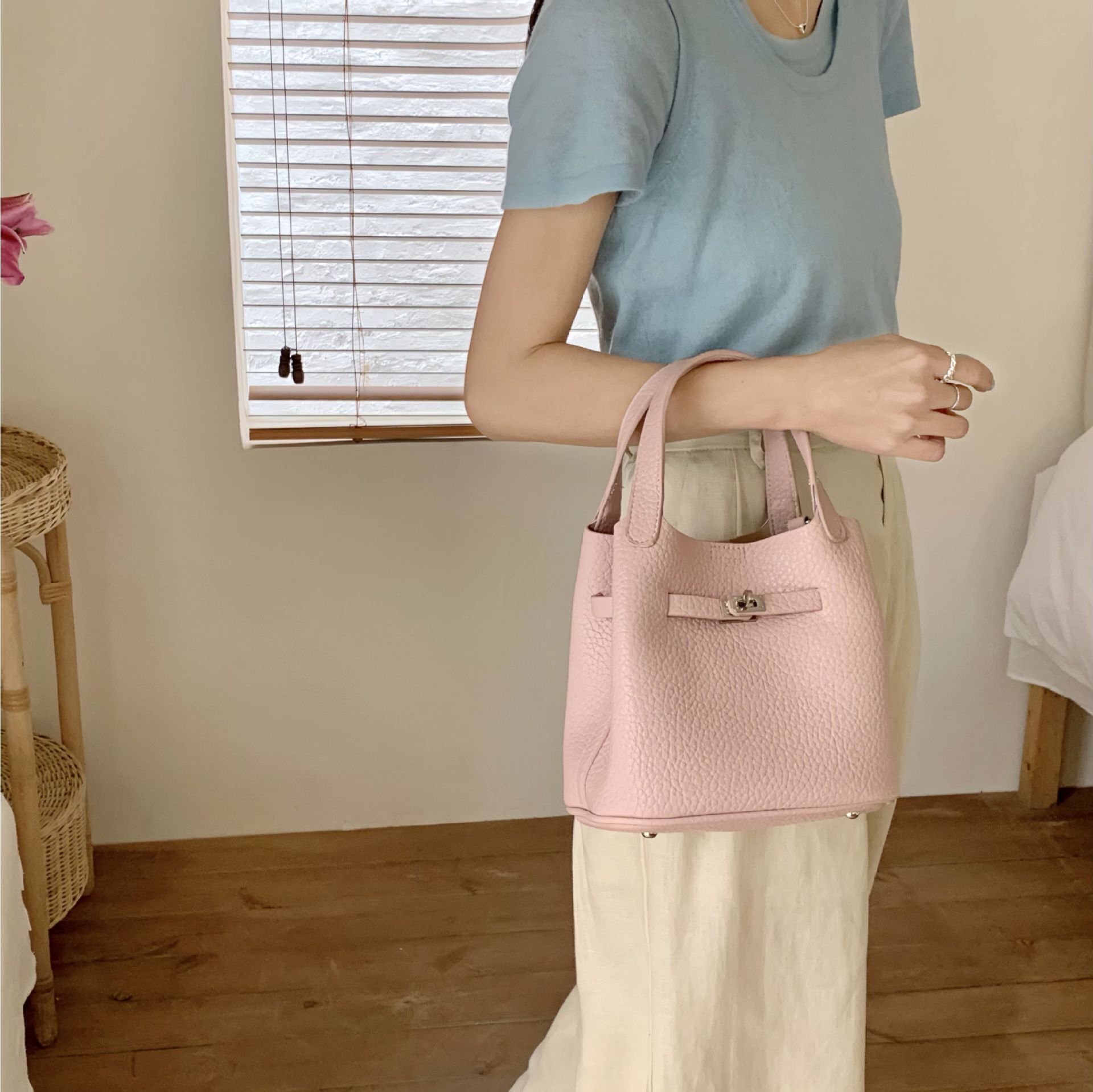 质感2024新款多色系水桶包锁扣设计荔枝纹质感菜篮子女包