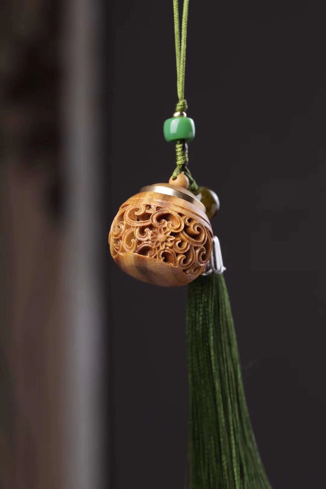 绿檀木玲珑镂空香囊球香丸藏香随身吊坠佩戴古风香薰球持久留香