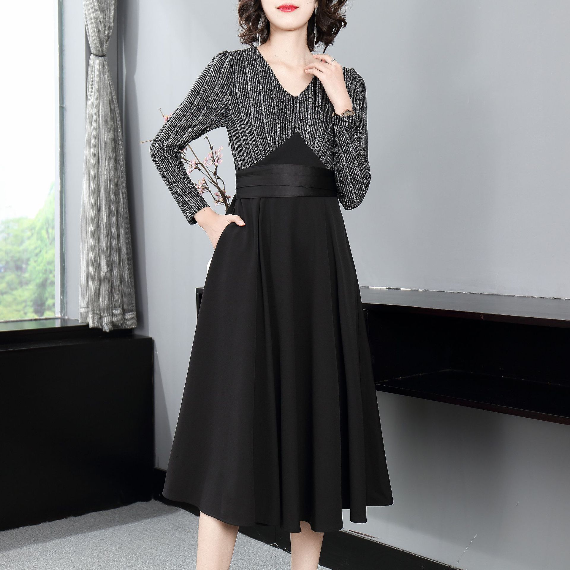 2021春季新款女装 时尚优雅气质v领针织拼接假两件高腰大摆连衣裙