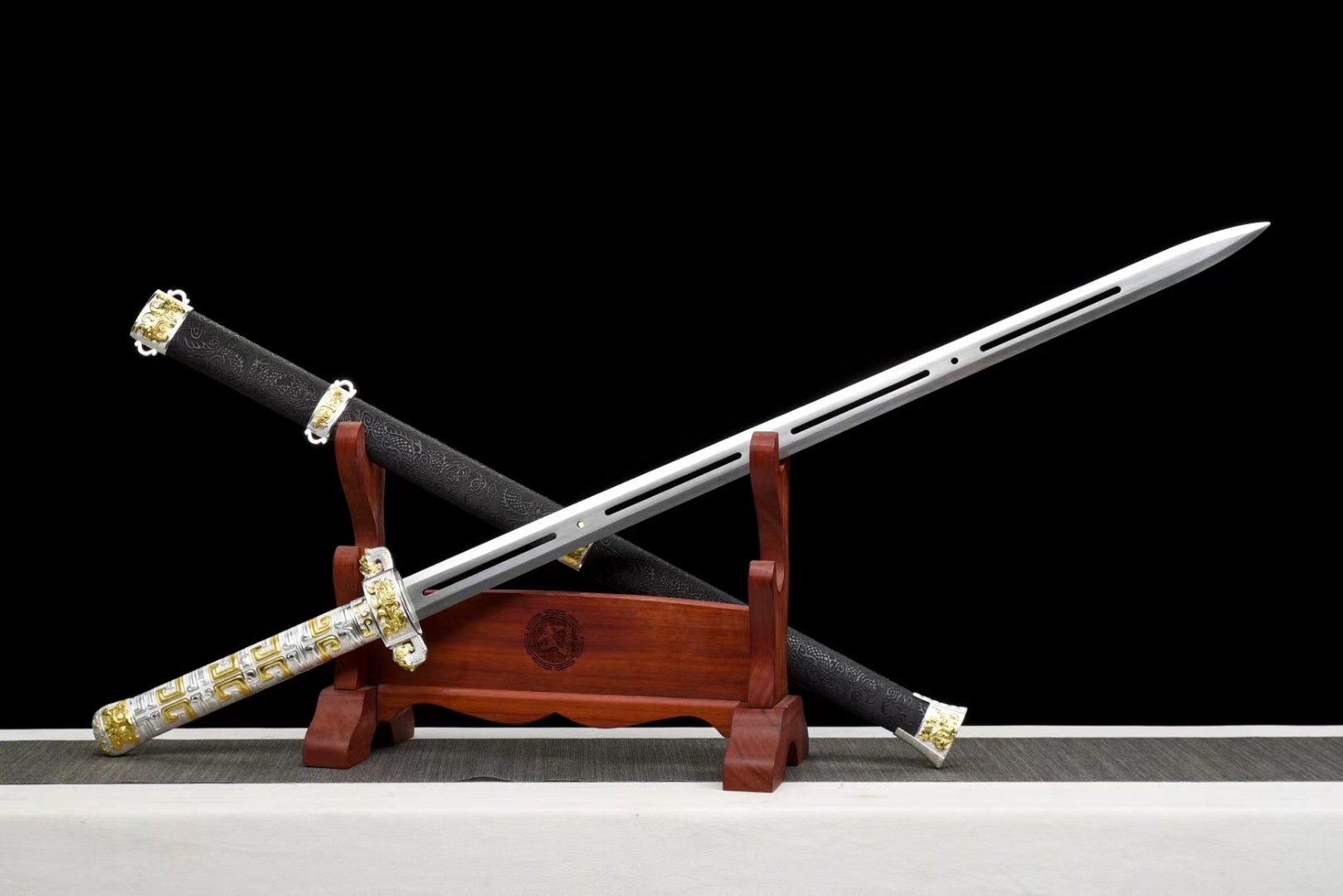 龙泉市宝剑刀剑一体高锰钢兽王战剑手工锻打武术刀剑收藏未开刃