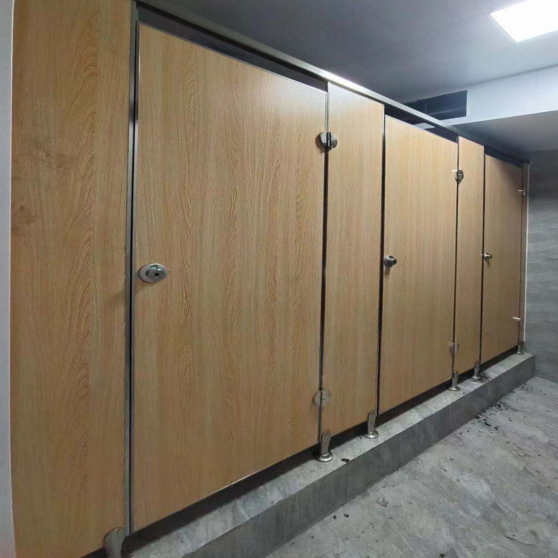 定制卫生间隔断 抗倍特厕所隔断门 pvc淋浴间隔断 办公楼公共厕所