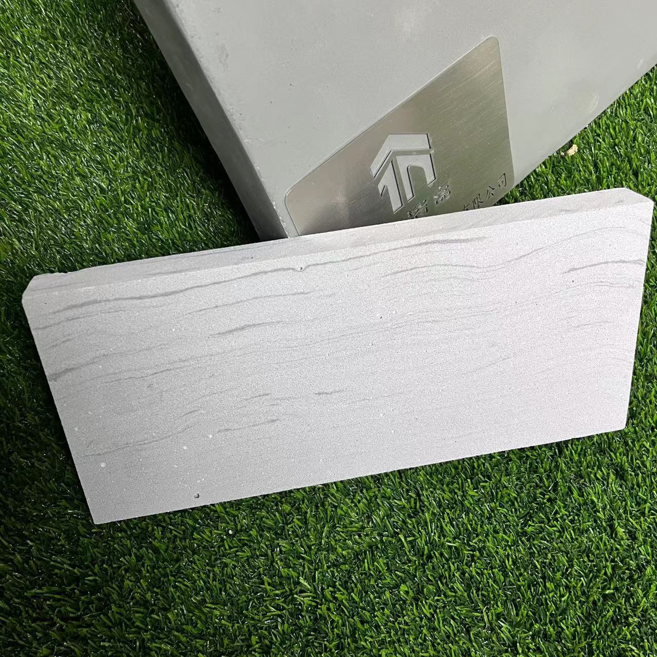 布洛嘉无机人造洞石背景墙面砖灰色泥客石简约轻奢风可拉槽加工