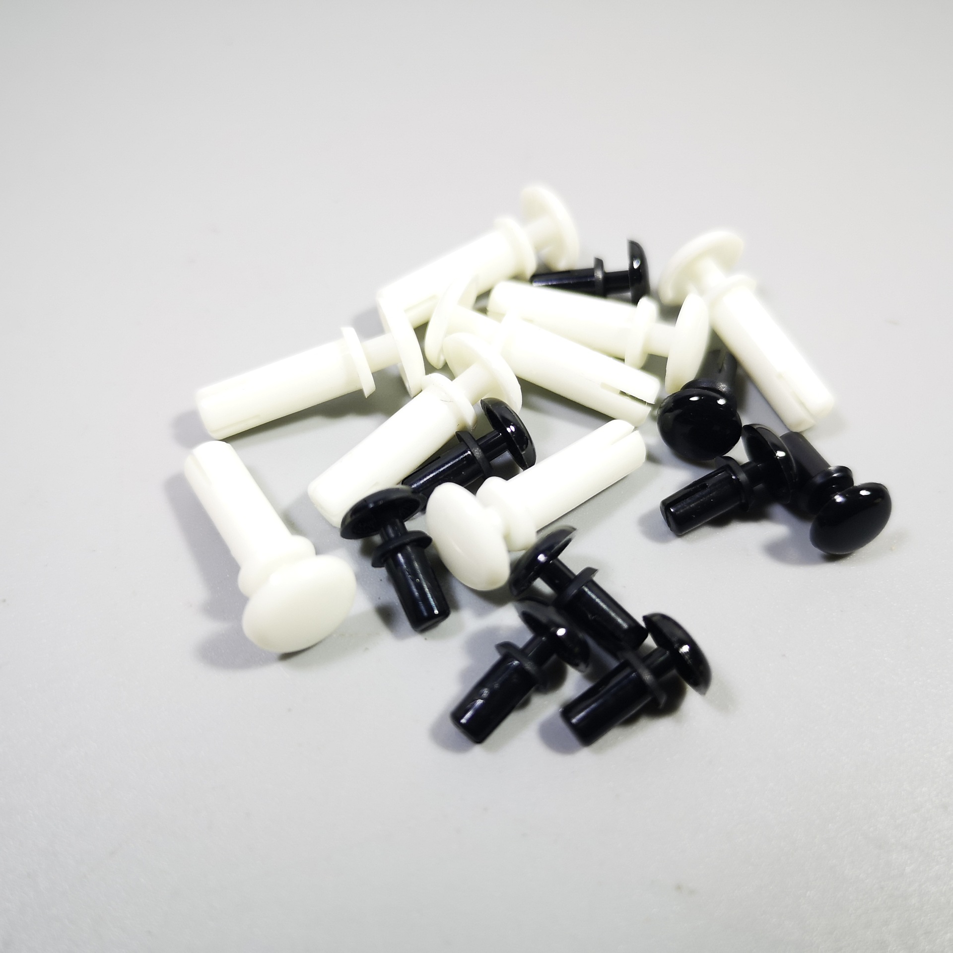 塑料铆钉黑白圆型R3045免工具按压式尼龙膨胀钉LED灯带样品箱卡扣