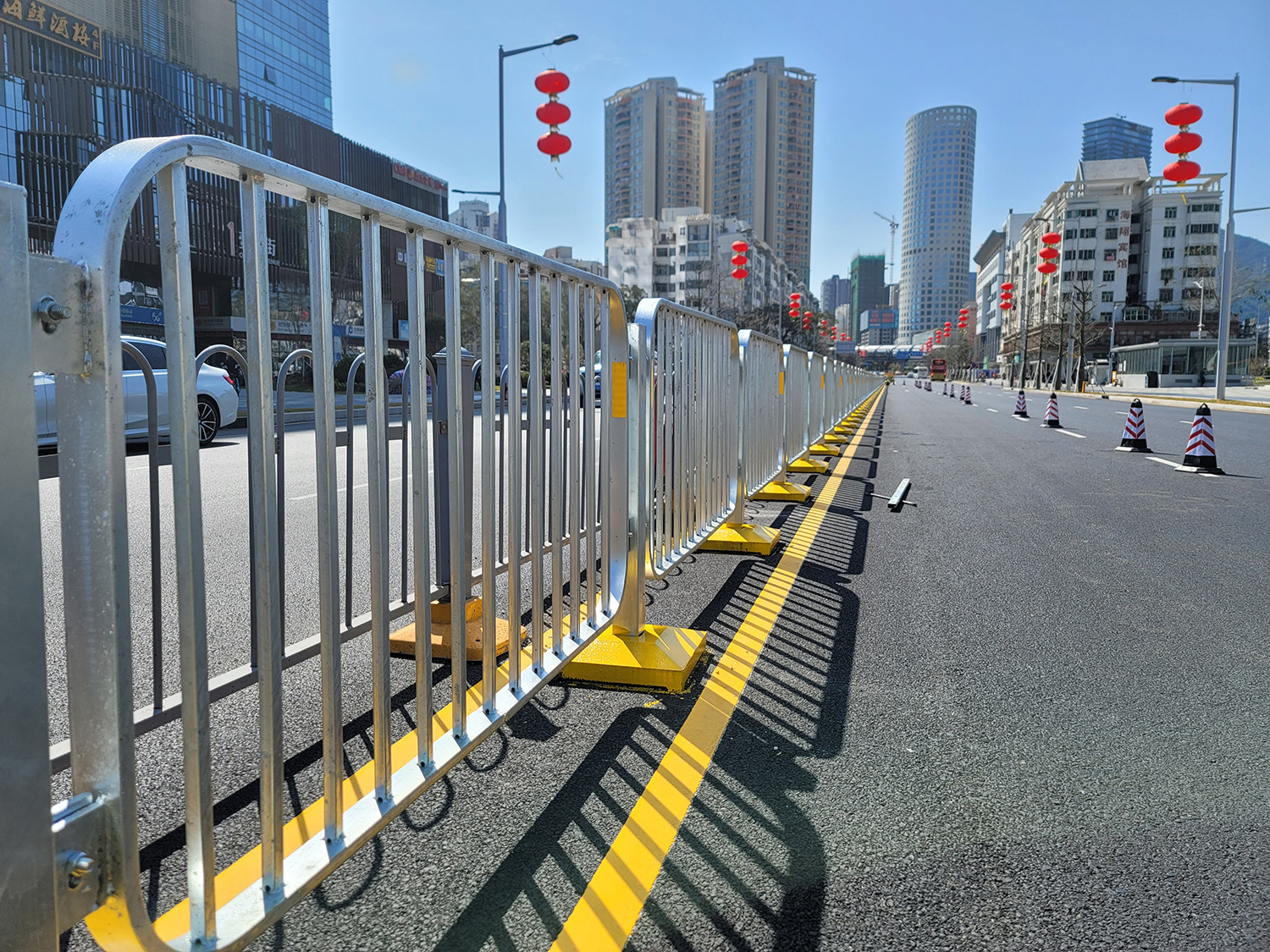 深圳港式道路护栏公路马路交通人行道分流铁艺隔离栏防撞栅栏
