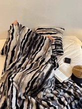 时尚轻奢玛吉拉兔毛盖毯冬季名宿沙发盖毯黑白风沙发盖毯保暖毯子