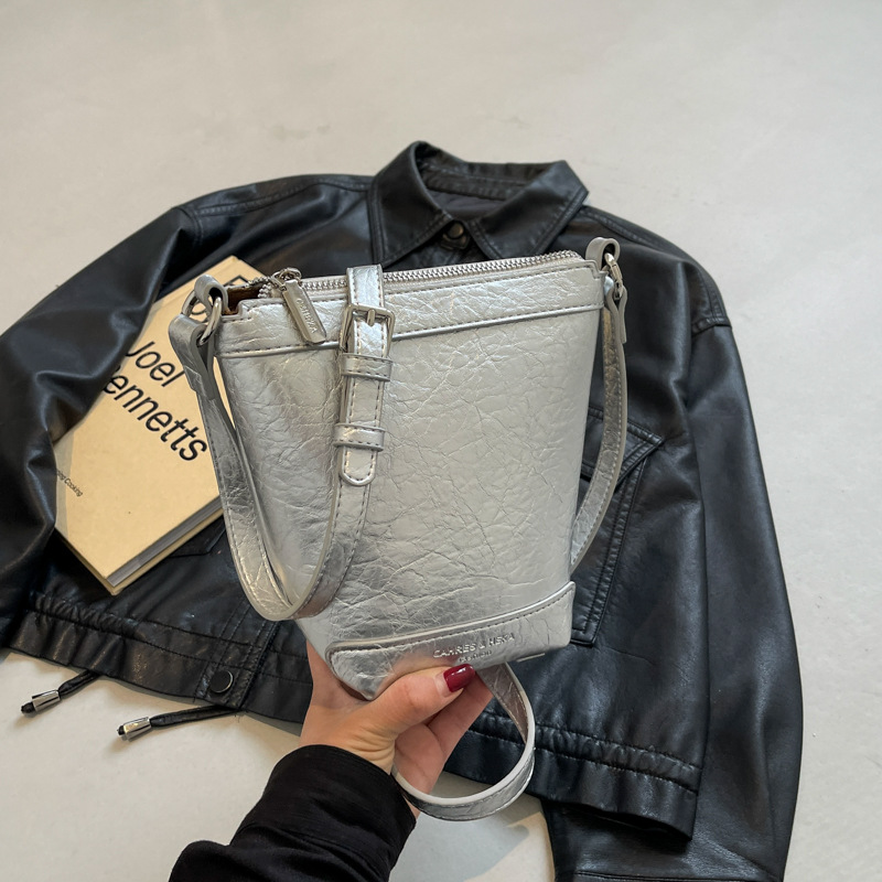 女爵韩版百搭包包女2024新款水桶包时尚小众手抓纹单