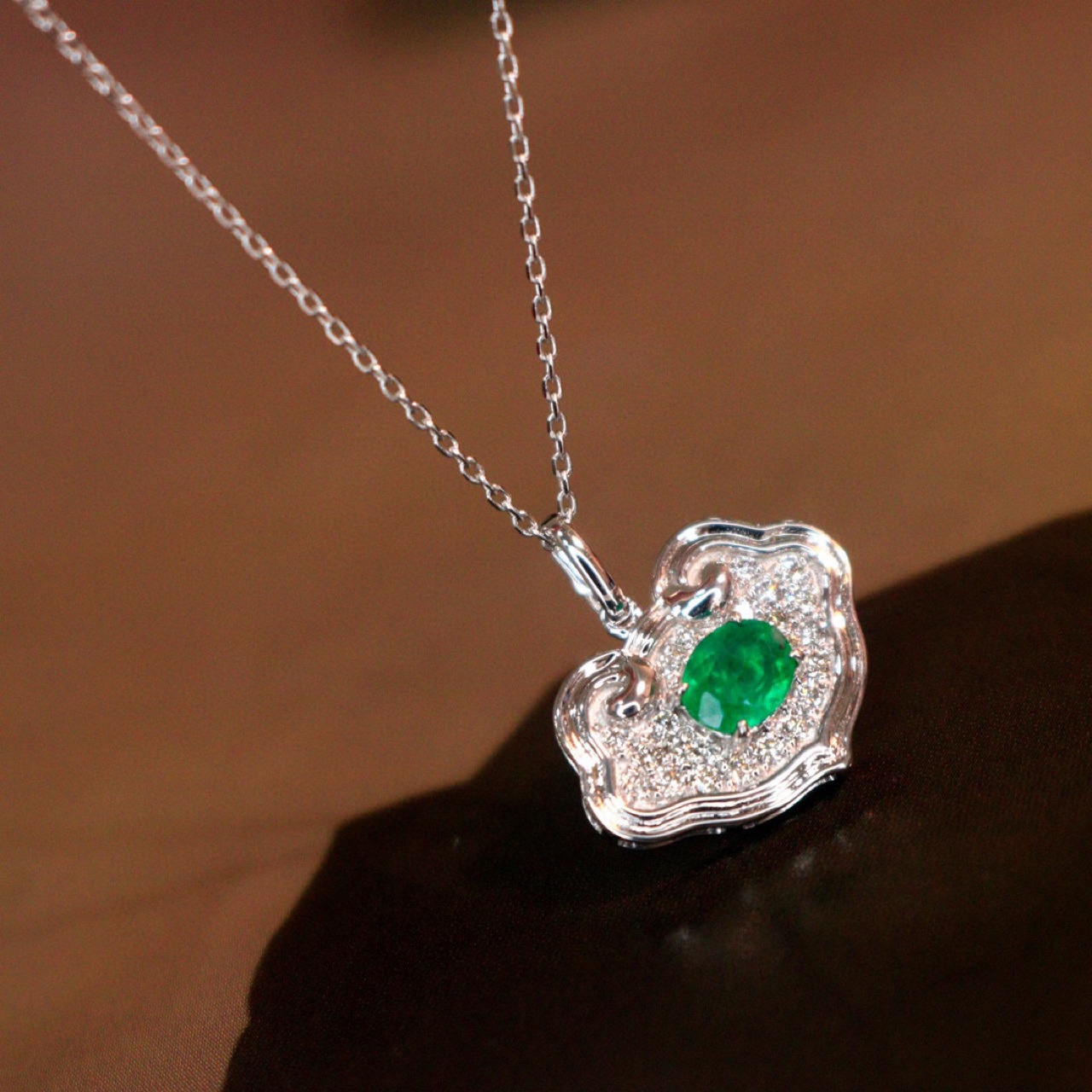 2021年新款爆款祖母绿项链18k金镶嵌钻石女款钻石饰品流行配饰