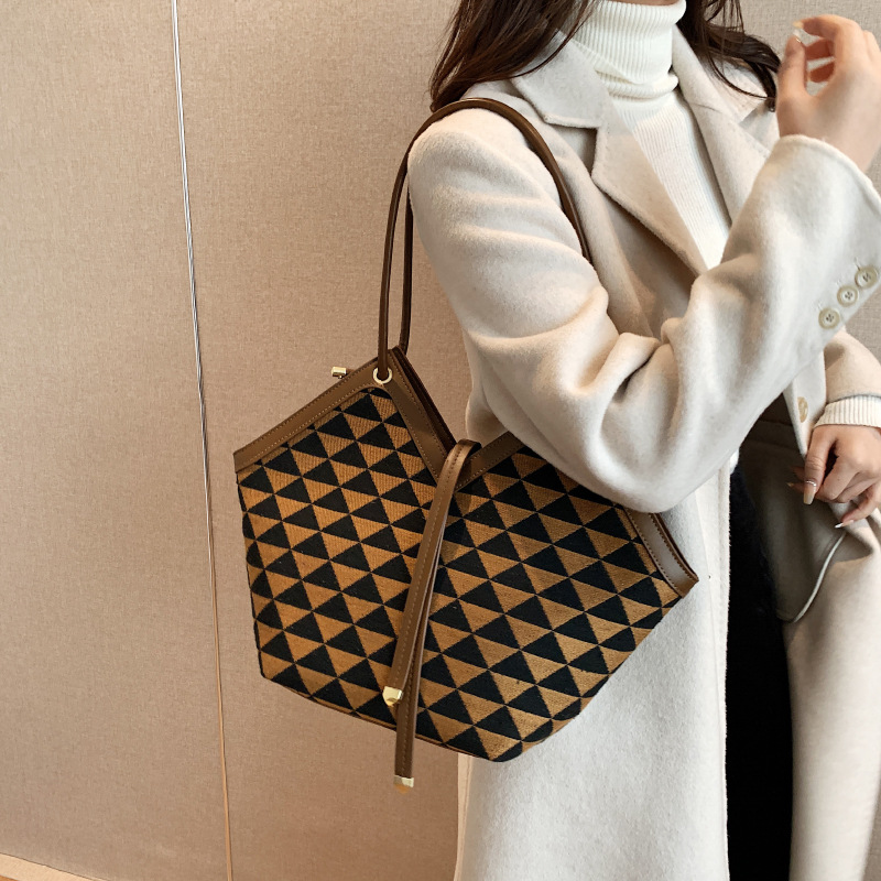 Women's Bag 2022 Autumn and Winter New Fashion All-Match Chessboard Grid Tote Bag Women's Large Capacity Shoulder Underarm Commuter Bag
