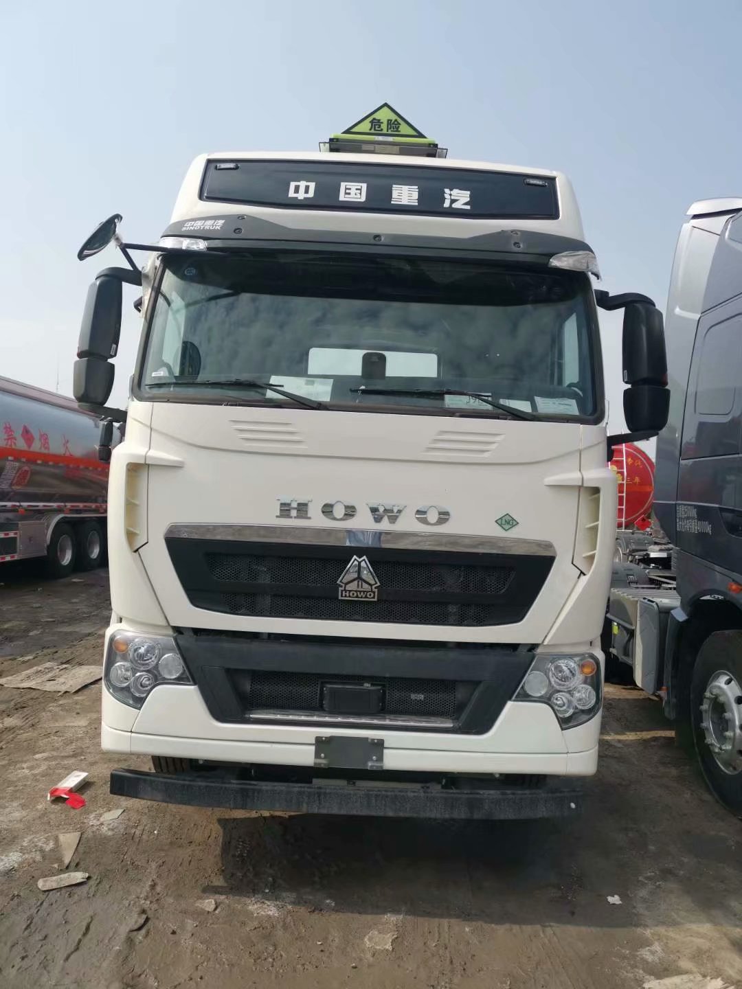 豪沃t7h460马力lng牵引车国六,豪沃lng牵引车