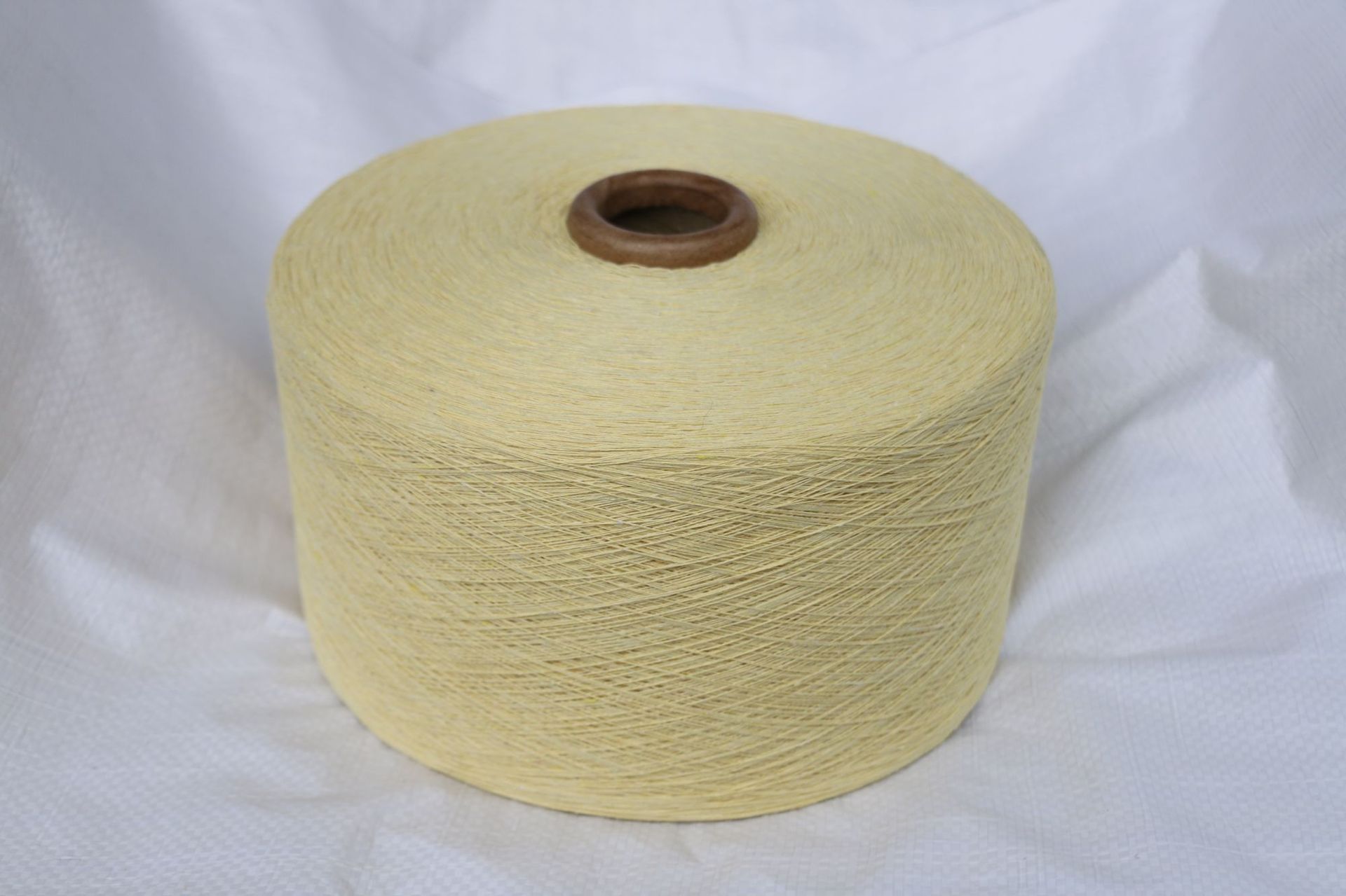厂家直销8-21s浅黄纱线气流纺原色涤棉纱纱线常年供应精纺纱