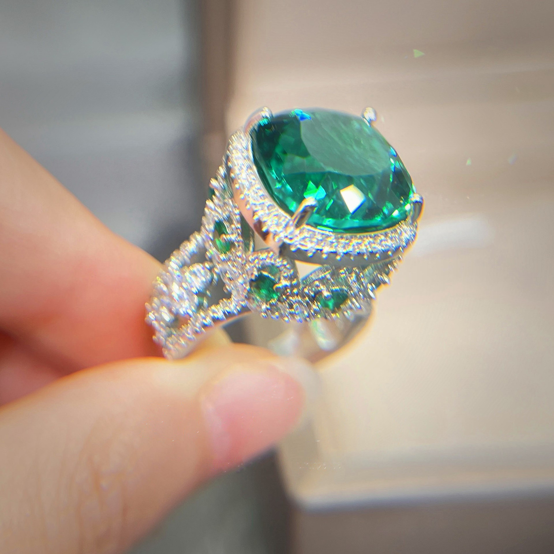 设计师款女王归来微镶满钻仿培育祖母绿戒指轻奢芬达钻鸽血红女戒