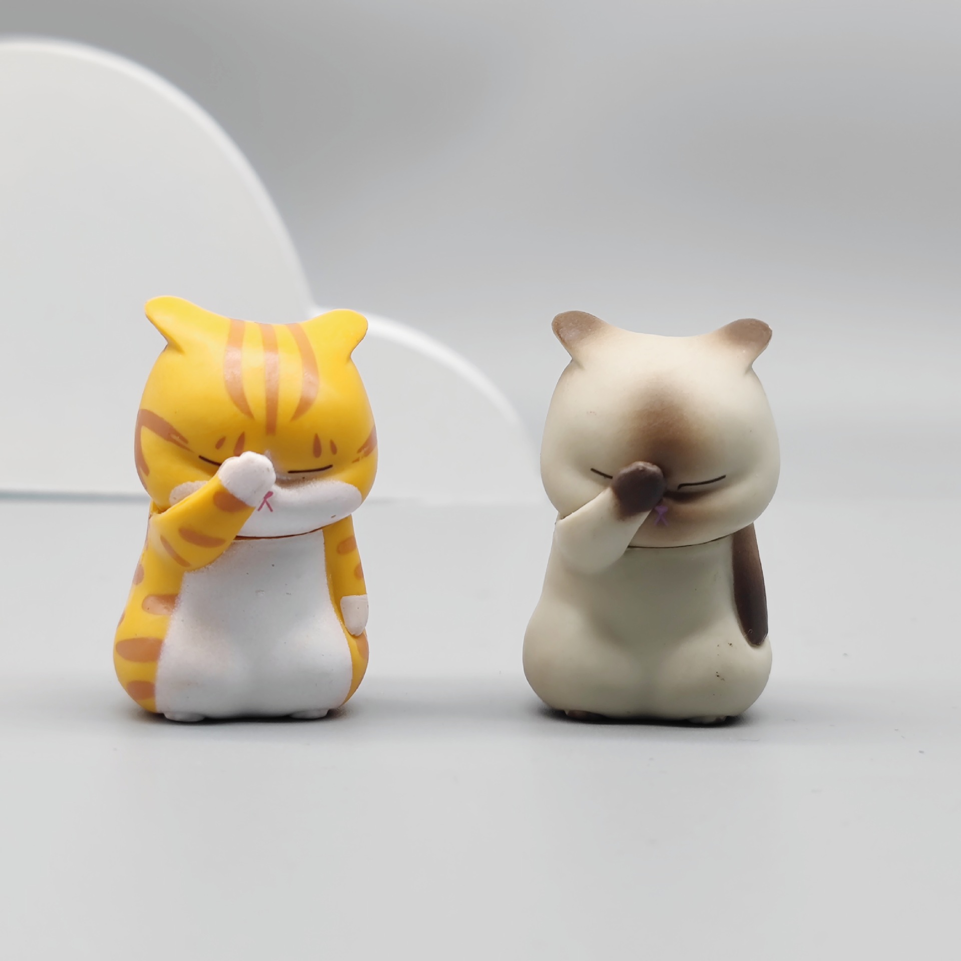 3款可爱捂脸猫手办 微景观办公室桌面摆件小公仔居家车载用品批发