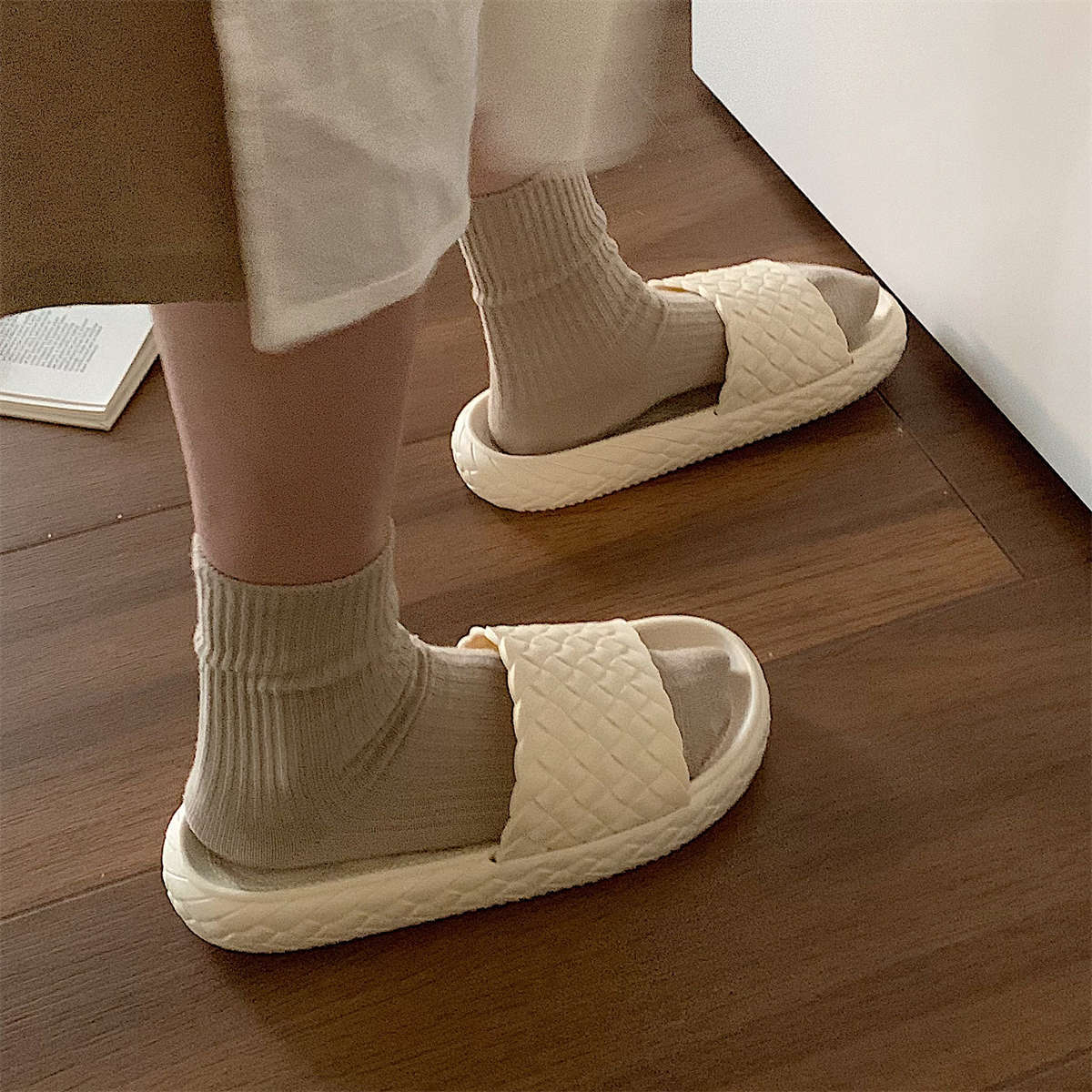 简约素色凉拖鞋女夏季时尚学生居家用防臭软底浴室洗澡编织纹拖鞋