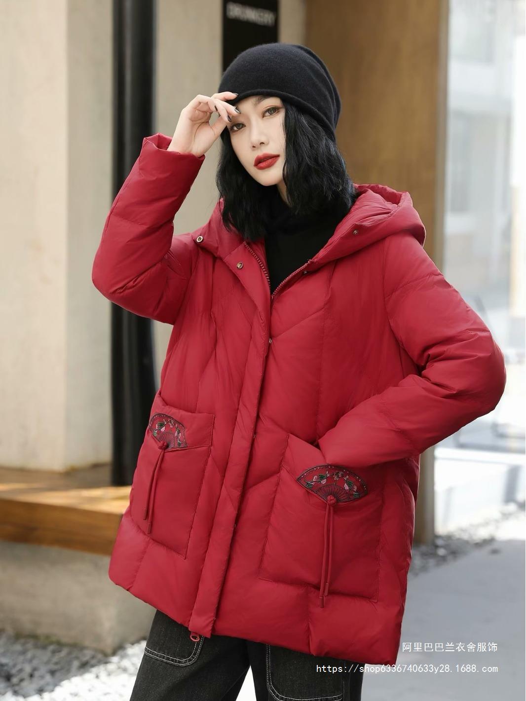 新品中国风文艺复古潮流90白鸭绒连帽口袋刺绣中长款羽绒服外套女