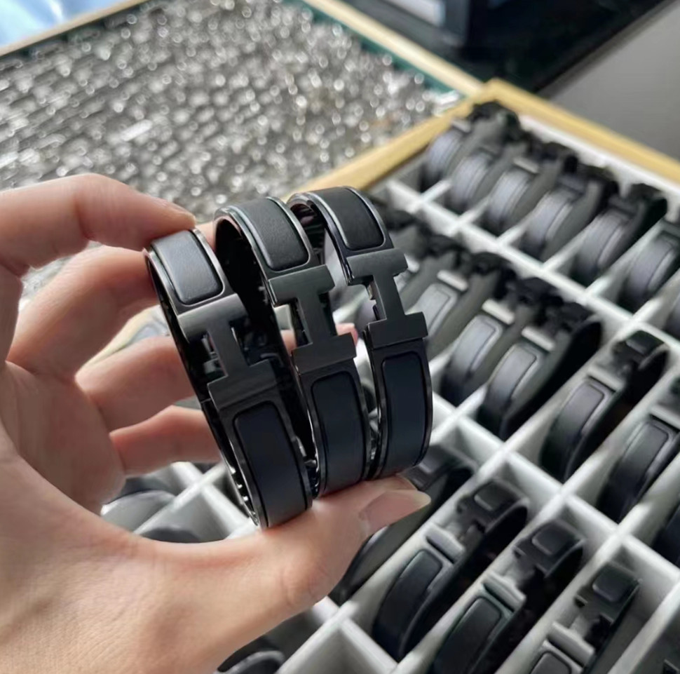 高版本爱马仕黑武士h手镯男女情侣磨砂轻奢百搭黑珐琅手环不掉色-阿里