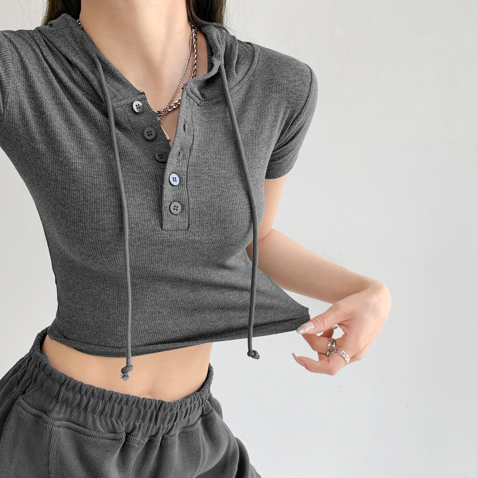 清仓捡漏欧美甜辣纽扣连帽短袖t恤女夏薄款紧身显瘦露腰短款上衣