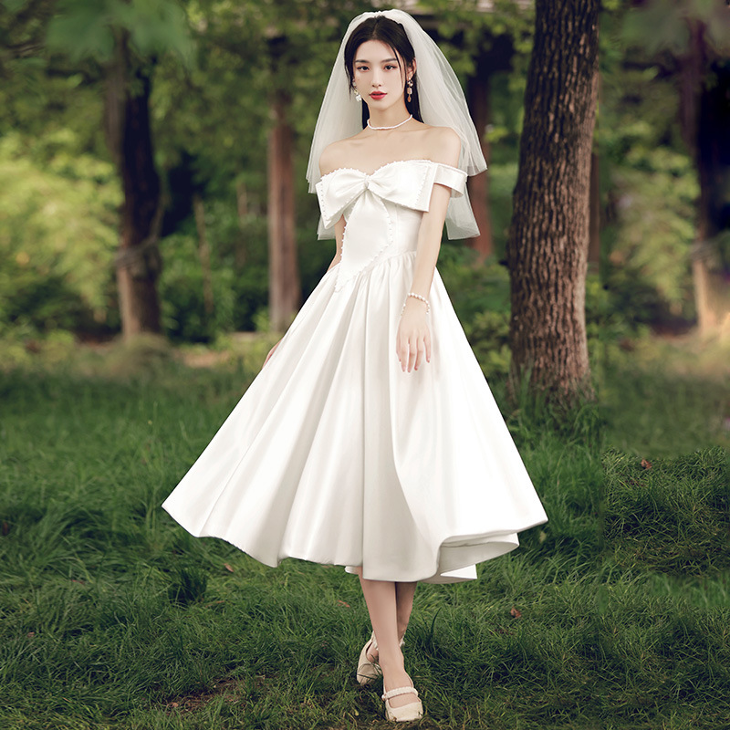 一字肩缎面轻婚纱春季领证登记法式复古小白裙订婚小礼服连衣裙女