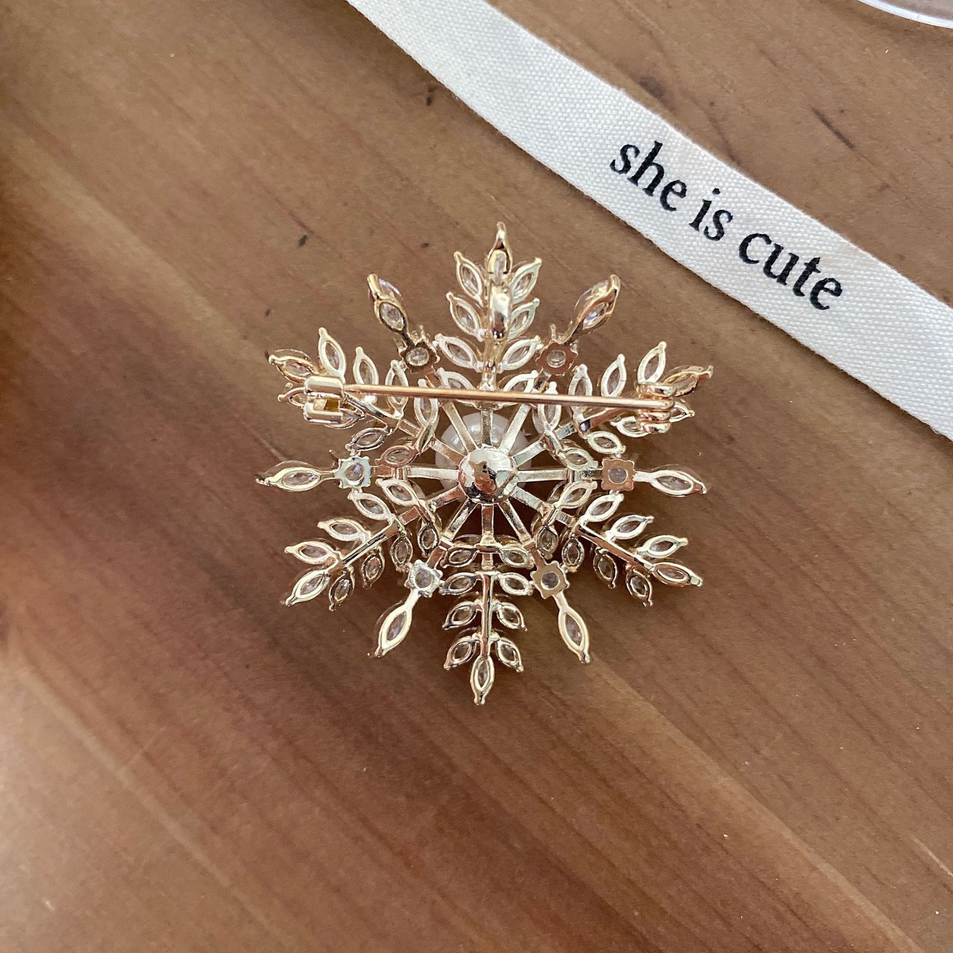 Snowflake Pearl Zircon Brooch Women's Korean-Style Retro Easy Matching Corsage Pin Suit Coat Coat Ornament