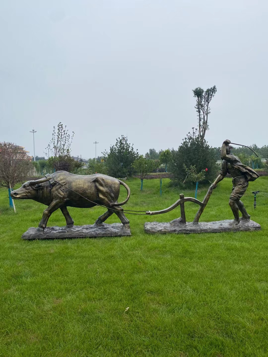 牛耕地撒种开荒校园丰收儿童铜牛雕塑春耕玻璃钢牛广场人物拉车