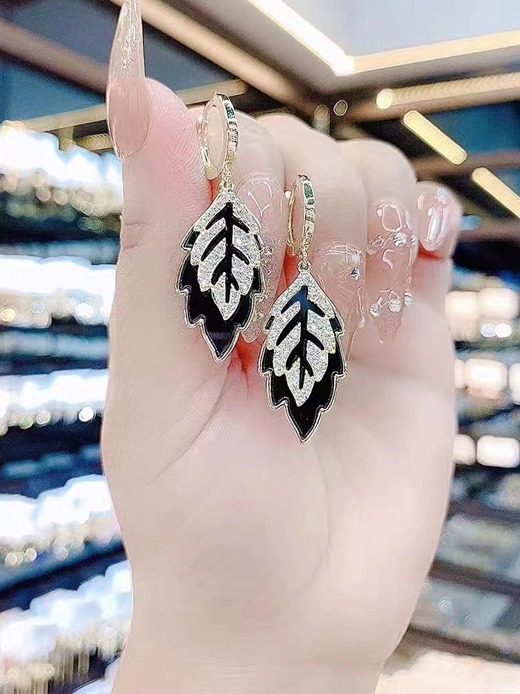 Earrings for Women 2023 New Trendy Light Luxury Temperament All-Match Vintage Leaves Ear Clip Micro Inlay Rhinestones Earrings Personalized Eardrops