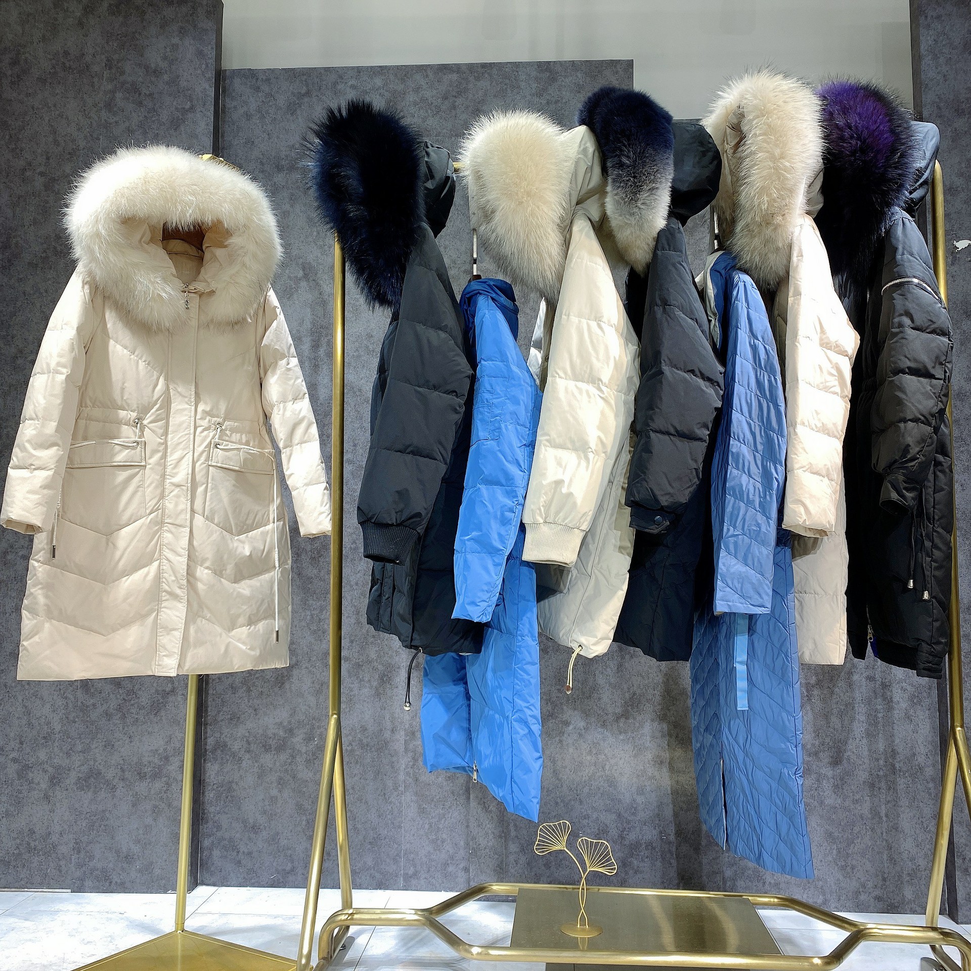 体姿魅尔尼帝曼依太平鸟剪标羽绒服韩都衣舍旗舰店批发商清仓库存