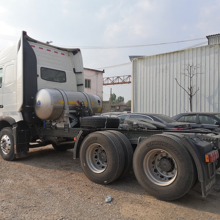 重汽豪沃t7h 曼发动机lng牵引车440马力国六选装后置995l气瓶