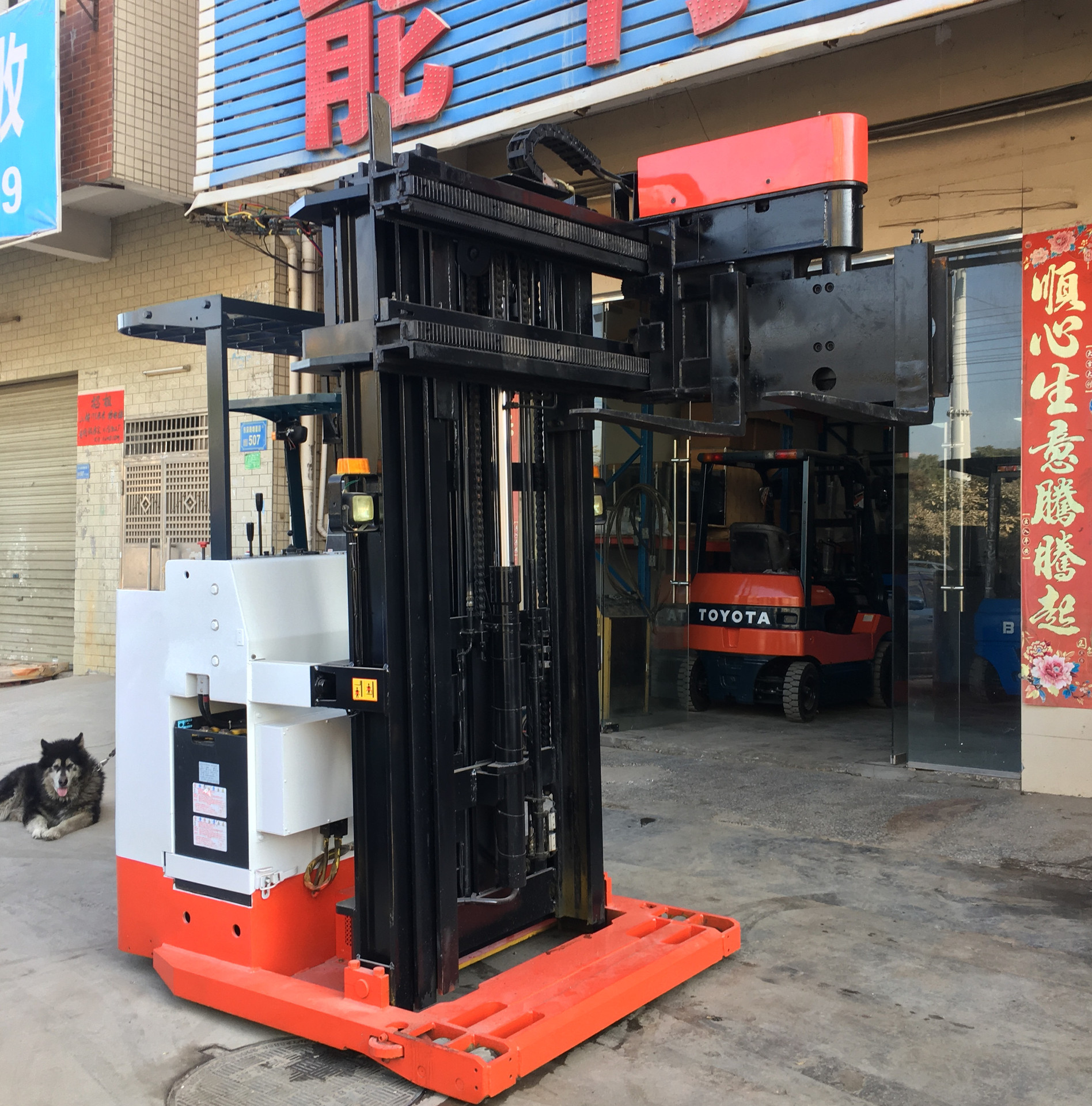 窄通道叉车出租1吨nichiyu站三向堆垛叉车三节门架升高5米叉车