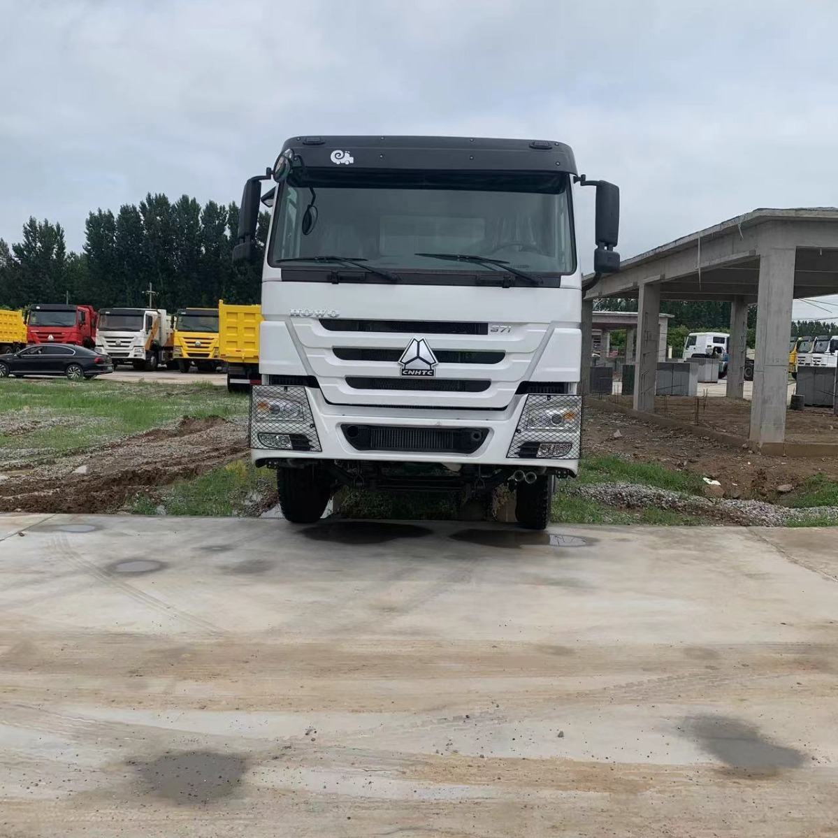 长期出口 375马力渣土倾斜车 后八轮豪沃自卸车 集装箱运输车